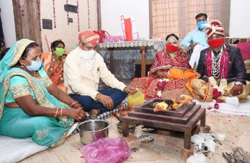 न बाजे बजे, ना शहनाई, बिना घोड़े पर चढ़े दूल्हे ने लिए सात फेरे न बाजे बजे, ना शहनाई, बिना घोड़े पर चढ़े दूल्हे ने लिए सात फेरे