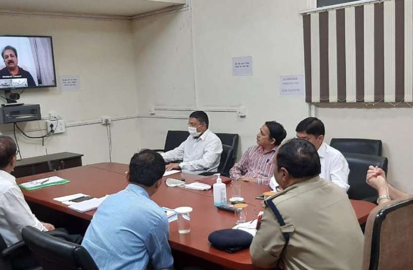 डटकर मुकाबला करें, इस लड़ाई को मिलकर जीतेंगे,जिला प्रभारी मंत्री ने की वीसी के जरिए हालातों की समीक्षा डटकर मुकाबला करें, इस लड़ाई को मिलकर जीतेंगे,जिला प्रभारी मंत्री ने की वीसी के जरिए हालातों की समीक्षा