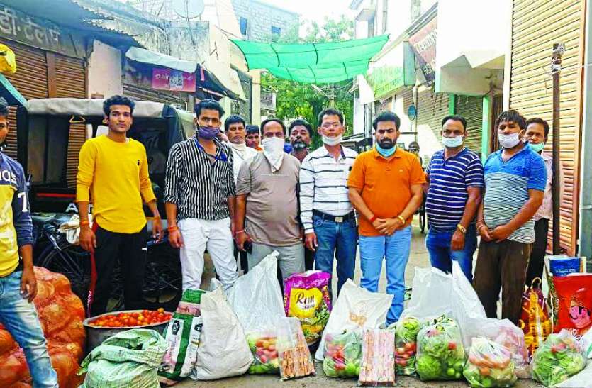 congress.jpg संकटकाल में जरूरतमंदों को राशन और सब्जी का वितरण