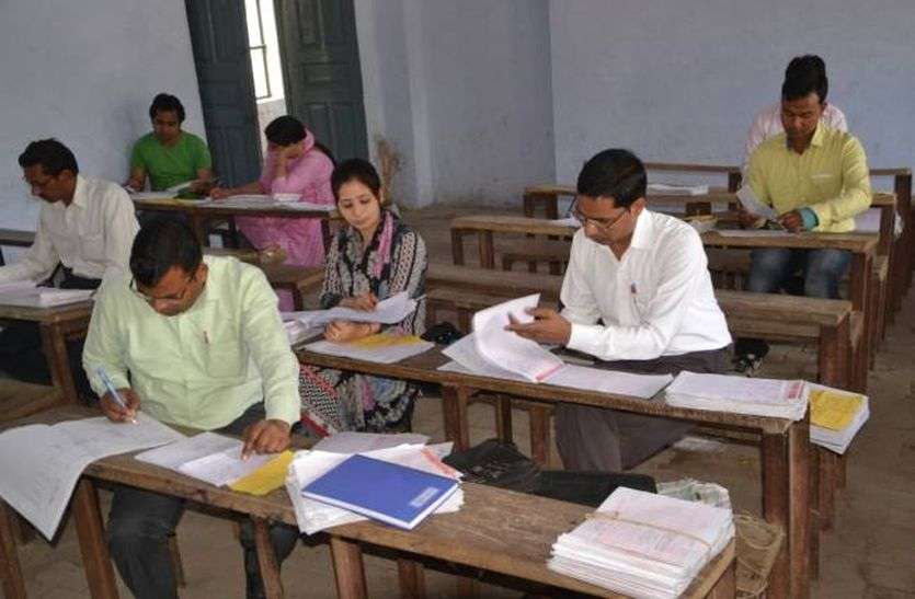 cbse copies checking CBSE: 3 हजार स्कूल में चैक होंगी स्टूडेंट्स की कॉपी