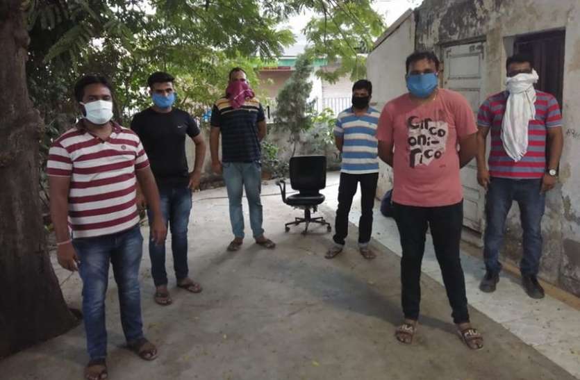 किक्रेट खेल रहे छह युवक गिरफ्तार किक्रेट खेल रहे छह युवक गिरफ्तार