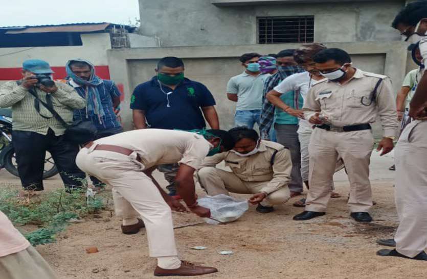 कोरोना का खौफ इतना कि सड़क पर पड़े हजारों रुपए के नोट को किसी ने नहीं उठाया, पुलिस ने किया जब्त कोरोना का खौफ इतना कि सड़क पर पड़े हजारों रुपए के नोट को किसी ने नहीं उठाया, पुलिस ने किया जब्त