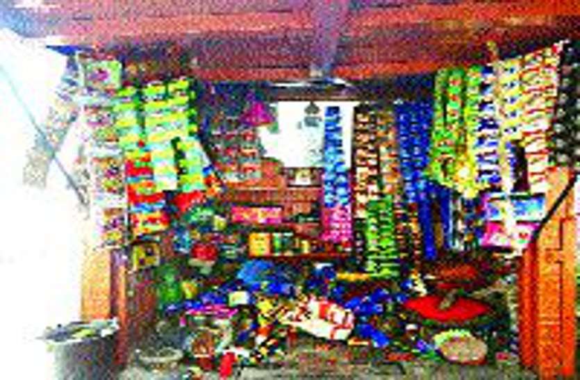 Profiteering continues even after opening of paan shop, goods being sold at three times higher prices पान दुकान खुलने के बाद भी मुनाफाखोरी जारी, तीन गुना ज्यादा दामों पर बिक रहे सामान