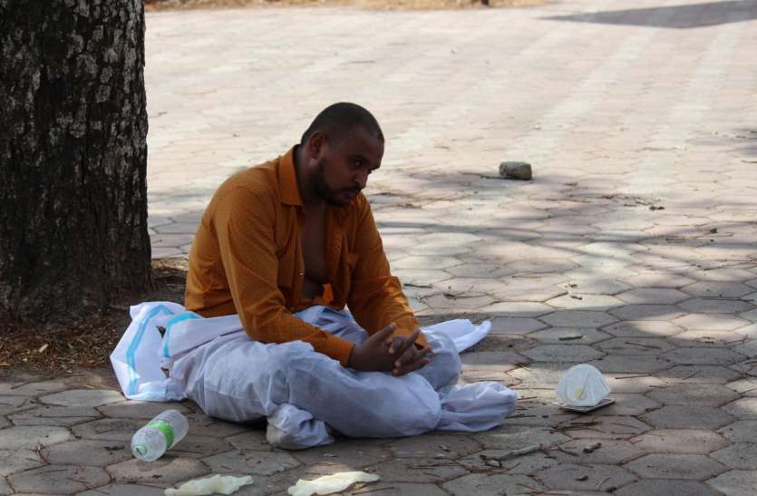 संक्रमण से बचाने वाली पीपीई किट बनी आफत, लगातार इस्तेमाल से हो रही घबराहट संक्रमण से बचाने वाली पीपीई किट बनी आफत, लगातार इस्तेमाल से हो रही घबराहट