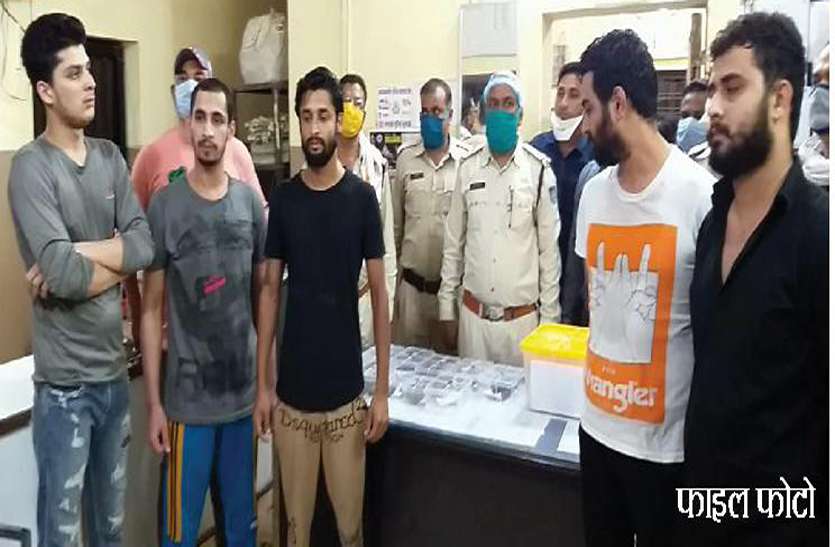 These miscreants used to change their hideouts every day to avoid the पुलिस से बचने के लिए ये बदमाश रोज बदलते थे ठिकाना
