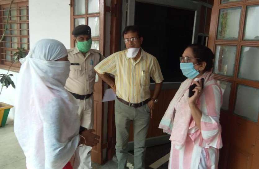 साहब मेरे पापा को बिना ऑपरेशन किए डॉक्टर ने कर दिया डिस्चार्ज साहब मेरे पापा को बिना ऑपरेशन किए डॉक्टर ने कर दिया डिस्चार्ज