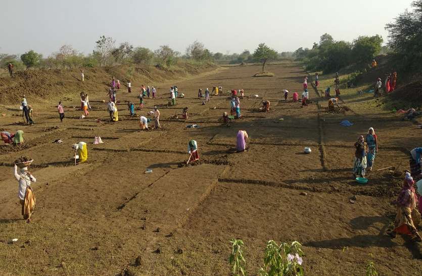 More than 72 thousand villagers are getting employment in MGNREGA कोरोना संकट में सहारा बना मनरेगा, 72 हजार से ज्यादा ग्रामीणों को मिल रहा रोजगार