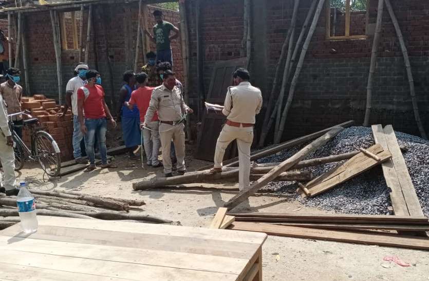 बेलटुकरी के चार घरों में वन विभाग की दबिश, लाखों रुपए की लकड़ी जब्त बेलटुकरी के चार घरों में वन विभाग की दबिश, लाखों रुपए की लकड़ी जब्त