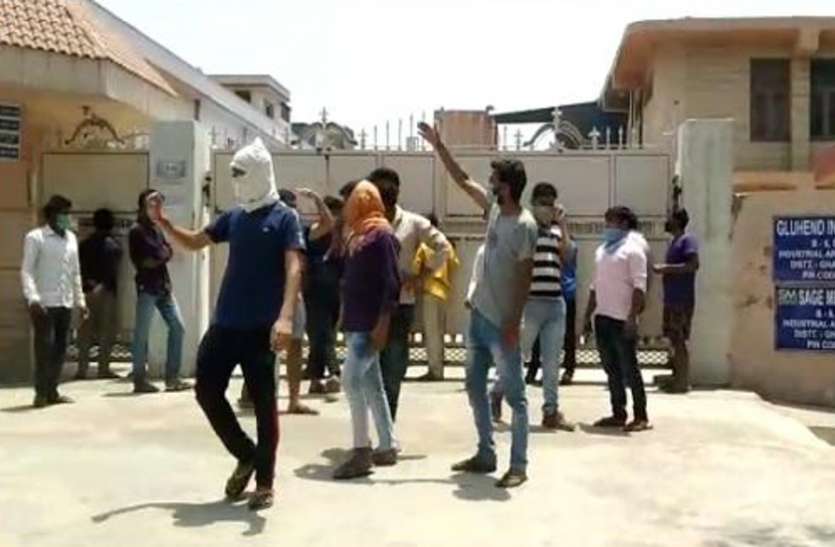 ghaziabad2.jpg Lockdown Side Effects: सैकड़ों अस्थाई कर्मचारियों को अप्रैल का वेतन देने से इनकार करते हुए काम से निकाला, हंगामा