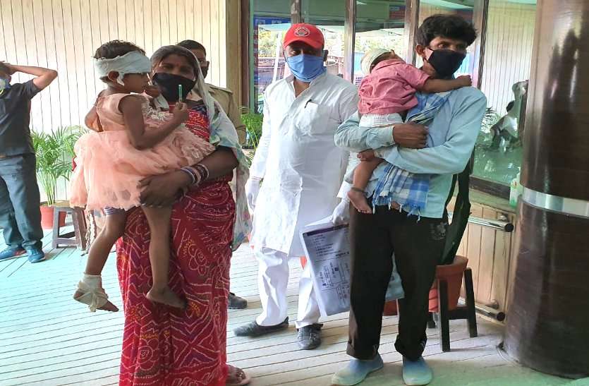 साइकिल से UP से छत्तीसगढ़ लौट रहे श्रमिक परिवार को अज्ञात वाहन ने ठोका, माता-पिता की मौत, अनाथ हुए दो मासूम बच्चे साइकिल से UP से छत्तीसगढ़ लौट रहे श्रमिक परिवार को अज्ञात वाहन ने ठोका, माता-पिता की मौत, अनाथ हुए दो मासूम बच्चे