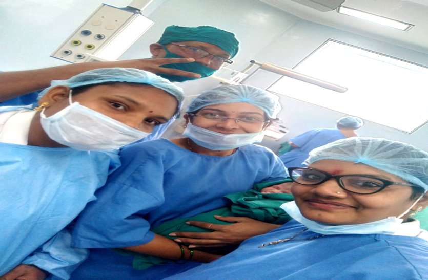 मदर्स डे पर मिलिए तीन ऐसी माताओं से जो अपने मासूम बच्चों को छोड़कर अस्पताल में 12 घंटे ड्यूटी कर रही ताकि कोरोना से न उजड़े किसी का घर