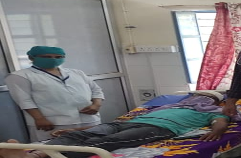 खुद हाईरिस्क पर, तीन-तीन बार लेती हैं इंसुलिन, पर मरीजों की तीमारदारी नहीं छोड़तीं खुद हाईरिस्क पर, तीन-तीन बार लेती हैं इंसुलिन, पर मरीजों की तीमारदारी नहीं छोड़तीं