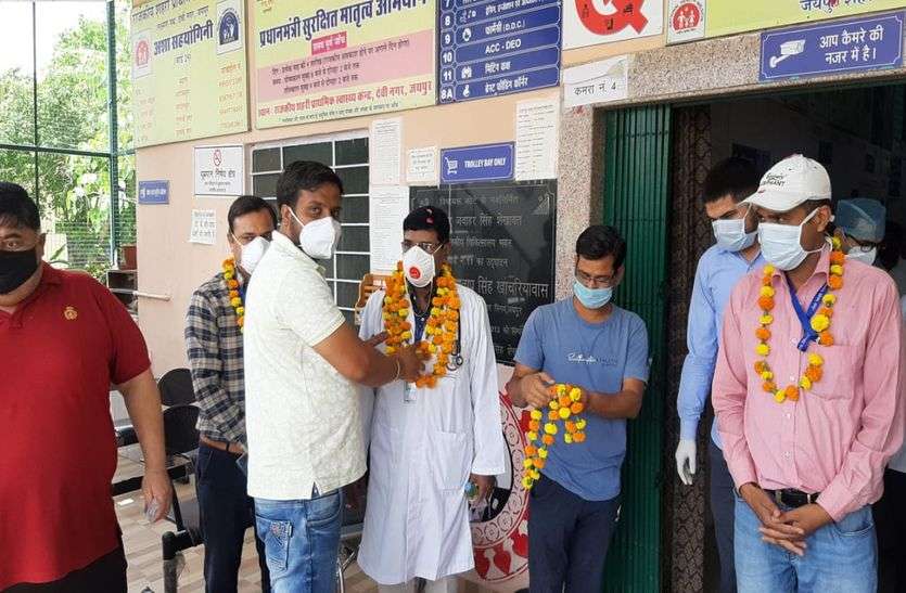 कोरोना योद्धाओं पर पुष्प वर्षा, फूल मालाओं से सम्मान कोरोना योद्धाओं पर पुष्प वर्षा, फूल मालाओं से सम्मान