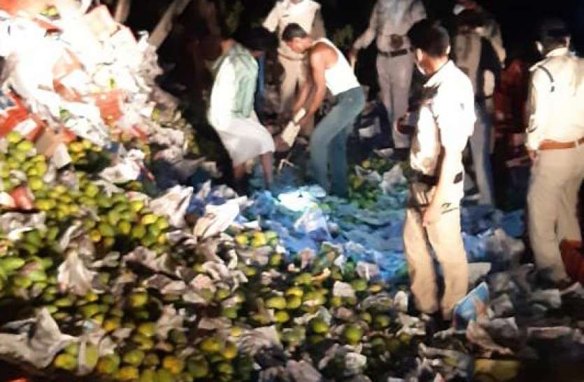 img-20200510-wa0007.jpg दर्द से कराह रहे थे श्रमिक, ऊपर पड़ी थी आम से भरी क्रेट