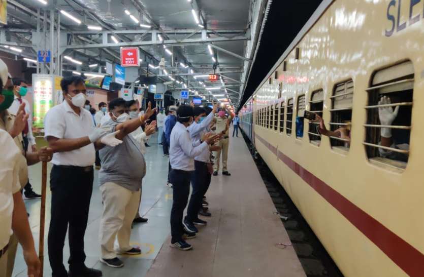 kota 24 हजार लोगों को घर पहुंचाने चलाई 22 ट्रेन