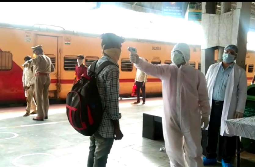 प्रवासी कामगारों को लेकर आने वाली श्रमिक एक्सप्रेस ट्रेन पहुंची रायबरेली,लोगों ने सीएम योगी को दिया धन्यवाद प्रवासी कामगारों को लेकर आने वाली श्रमिक एक्सप्रेस ट्रेन पहुंची रायबरेली,लोगों ने सीएम योगी को दिया धन्यवाद