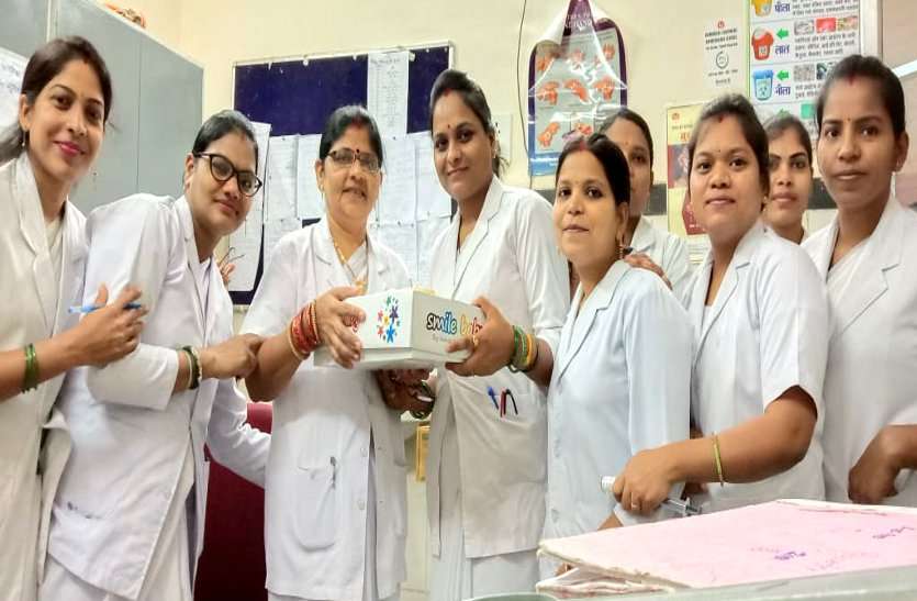 मदर्स डे पर मिलिए तीन ऐसी माताओं से जो अपने मासूम बच्चों को छोड़कर अस्पताल में 12 घंटे ड्यूटी कर रही ताकि कोरोना से न उजड़े किसी का घर मदर्स डे पर मिलिए तीन ऐसी माताओं से जो अपने मासूम बच्चों को छोड़कर अस्पताल में 12 घंटे ड्यूटी कर रही ताकि कोरोना से न उजड़े किसी का घर