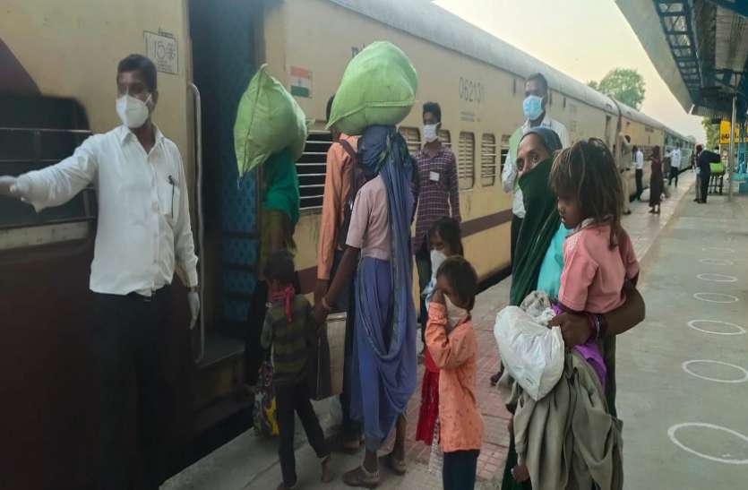 Ahmedabad News : घर रवाना हुए श्रमिक व परिवार Ahmedabad News : घर रवाना हुए श्रमिक व परिवार
