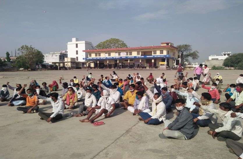 करौली में पुलिस के खिलाफ इसलिए भड़के फल-सब्जी विक्रेता, कर डाला यह निर्णय करौली में पुलिस के खिलाफ इसलिए भड़के फल-सब्जी विक्रेता, कर डाला यह निर्णय