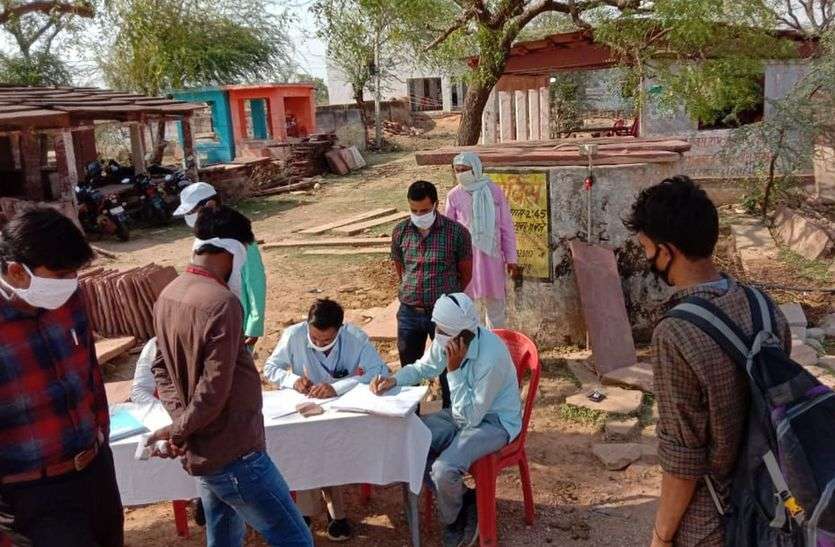 यहां लू के थपेड़ों के बीच कर रहे स्क्रीनिंग, चेक पोस्ट पर सुविधाओं का टोटा यहां लू के थपेड़ों के बीच कर रहे स्क्रीनिंग, चेक पोस्ट पर सुविधाओं का टोटा