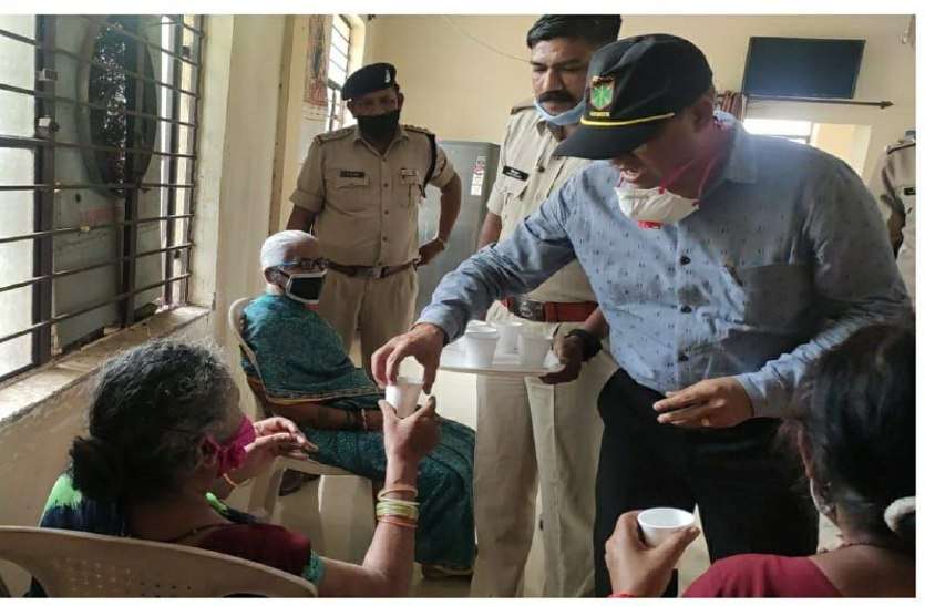 बेटा बनकर वृद्धाश्रम पहुंचे एएसपी और खुद पिलाई कॉफी तो भीगी पलकें बेटा बनकर वृद्धाश्रम पहुंचे एएसपी और खुद पिलाई कॉफी तो भीगी पलकें