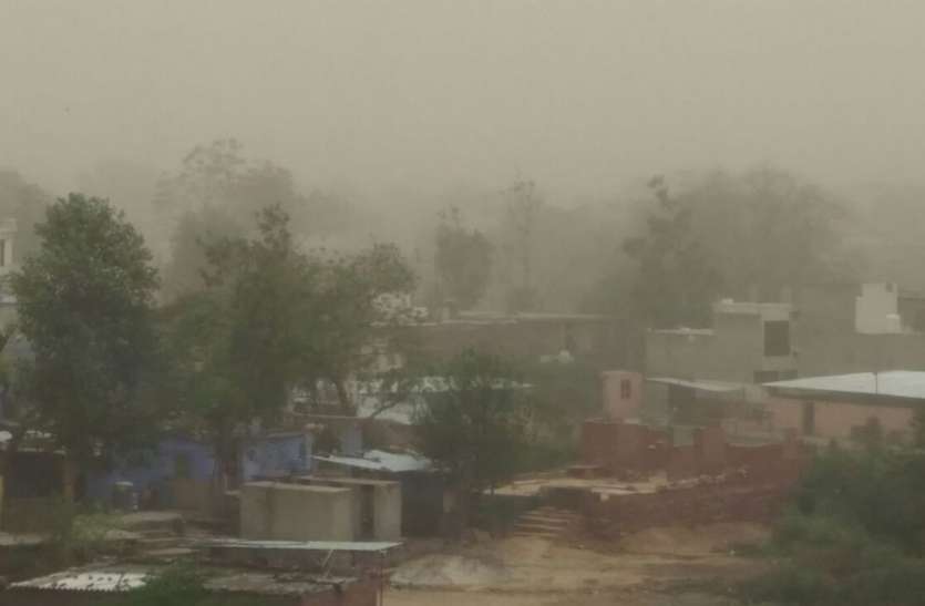 चली आंधी, गुल हुई बिजली। चली आंधी, गुल हुई बिजली।