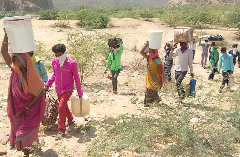 सिर पर बोझ, पांव में छाले: पगडंडियों के सहारे 600 किमी का करेंगे सफर सिर पर बोझ, पांव में छाले: पगडंडियों के सहारे 600 किमी का करेंगे सफर