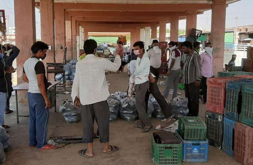 Security circle collapsing due to movement of residents in mandi फल-सब्जी मंडी में शहरवासियों की आवाजाही से टूट रहा सुरक्षा का घेरा