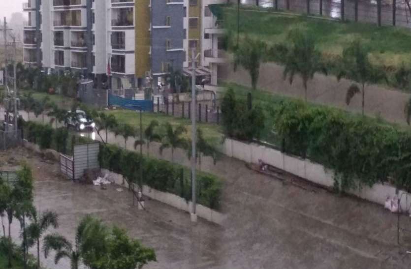 mausam.jpg मध्य प्रदेश में बदला मौसम का मिजाज, कई जिलों में तेज हवा के साथ बारिश, IMD ने जारी किया अलर्ट