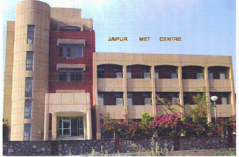 मेघगर्जन के साथ धूल भरी आंधी मेघगर्जन के साथ धूल भरी आंधी