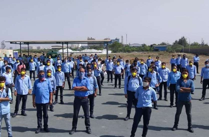 कंपनी के कर्मचारियों ने किया विरोध कंपनी के कर्मचारियों ने किया विरोध
