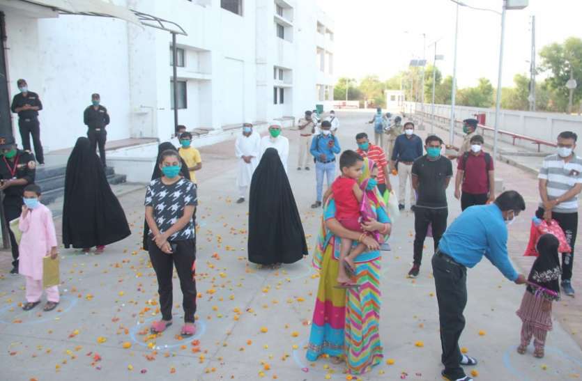 Ahmedabad News : महेसाणा से 29, गोधरा से 16 रोगियों को छुट्टी Ahmedabad News : महेसाणा से 29, गोधरा से 16 रोगियों को छुट्टी