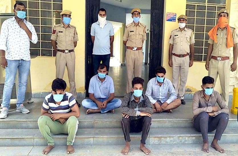 Robbery notice चौकी प्रभारी व कांस्टेबल पर लुटेरों ने लकडिय़ों से हमला किया