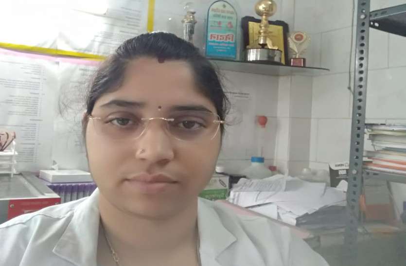 मां तेरे जज्बे को सलाम : मासूम बच्चों को घर में छोड़, कोविड-19 में सेवा कर निभा रही कर्तव्य मां तेरे जज्बे को सलाम : मासूम बच्चों को घर में छोड़, कोविड-19 में सेवा कर निभा रही कर्तव्य