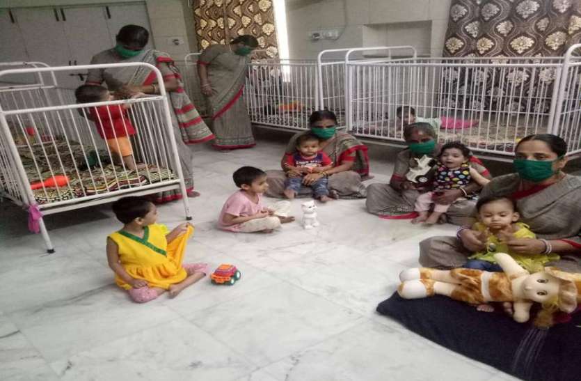 international mother's day : women feeding their milk to orphans मदर्स डे विशेष : लॉकडाउन में अनाथ बच्चों पर ममता लुटाने गृहमाताओं ने छोड़ दिया अपना घर-परिवार