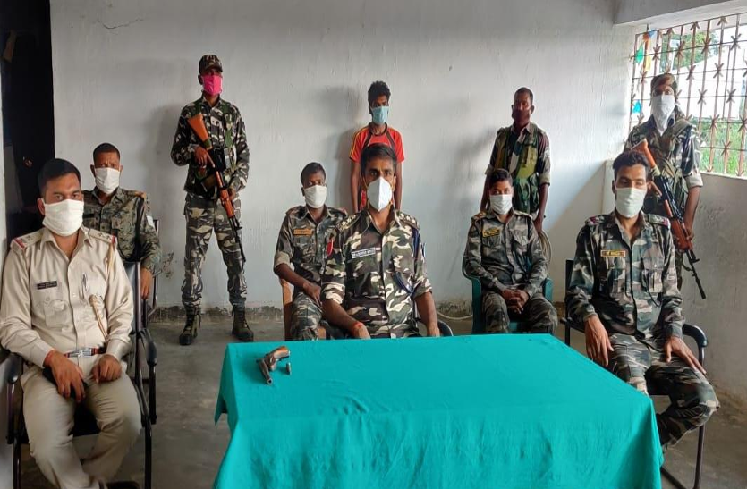 हार्डकोर माओवादी हथियारों के साथ गिरफ्तार, गंभीर मामलों में था वांछित हार्डकोर माओवादी हथियारों के साथ गिरफ्तार, गंभीर मामलों में था वांछित