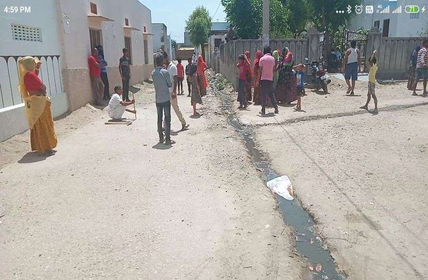 पानी नहीं आने पर अवैध कनेक्शन के लिए खोदने लगा सडक़ पानी नहीं आने पर अवैध कनेक्शन के लिए खोदने लगा सडक़