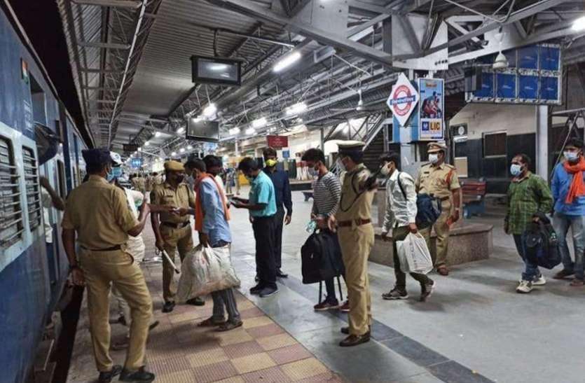 मजदूरों के लिए चलेंगी 53 स्पेशल ट्रेनें, घर लौटने के लिए करीब 4 लाख लोगों ने कराया रजिस्ट्रेशन मजदूरों के लिए चलेंगी 53 स्पेशल ट्रेनें, घर लौटने के लिए करीब 4 लाख लोगों ने कराया रजिस्ट्रेशन