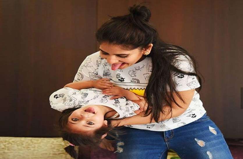 ब्लॉगर आस्था अग्रवाल लॉकडाउन में अपनी बेटी लिनिशा के साथ एंजॉय करती हुईं। मां से ही मेरी असली पहचान है