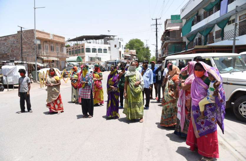 migrants are waiting to go home during coronavirus lockdown शीतला माता मंदिर मेला में पिछले डेढ़ माह से बैठे हैं झूला व दुकान लगाने वाले, लगाई घर भेजने की गुहार