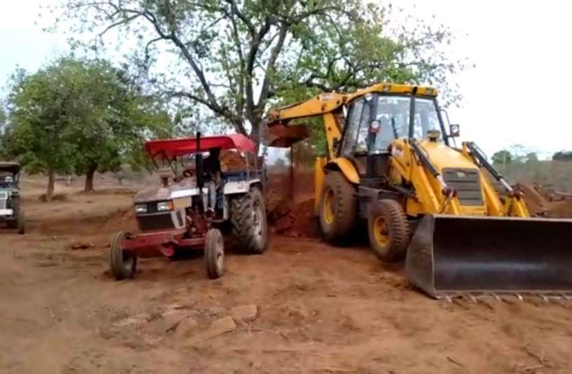 Sarpanch secretaries got started working with machines in NREGA SATNA: सरपंच सचिवों ने मिल कर मनरेगा में शुरू कराया मशीनों से काम