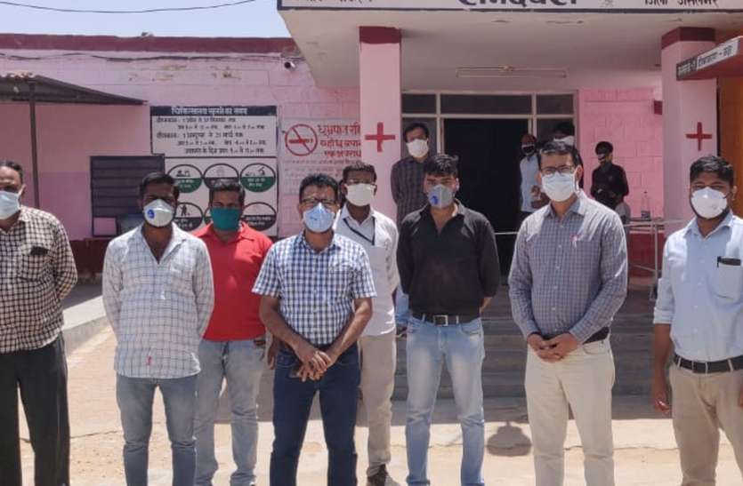 घरों में दुबके लोग, पुलिस कर रही है गश्त, कड़ी की नाकाबंदी घरों में दुबके लोग, पुलिस कर रही है गश्त, कड़ी की नाकाबंदी