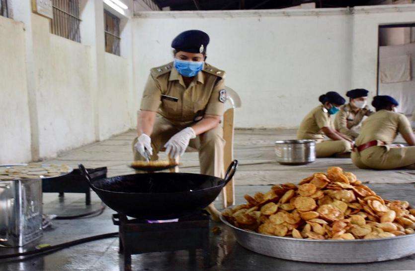 ये पुलिस अधिकारी खुद भी बनाती हैं 'पुलिस किचन' में खाना... ये पुलिस अधिकारी खुद भी बनाती हैं 'पुलिस किचन' में खाना...