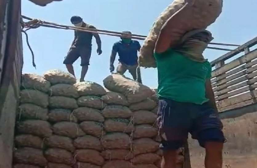 मालगाड़ी से बांग्लादेश भेजी जा रही है प्याज मालगाड़ी से बांग्लादेश भेजी जा रही है प्याज