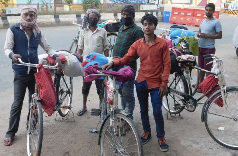 labor migration continues घर-परिवार की याद सताई तो मजदूर सूरत से साइकिल लेकर निकल पड़े 1 हजार 77 किमी दूर अपने घर