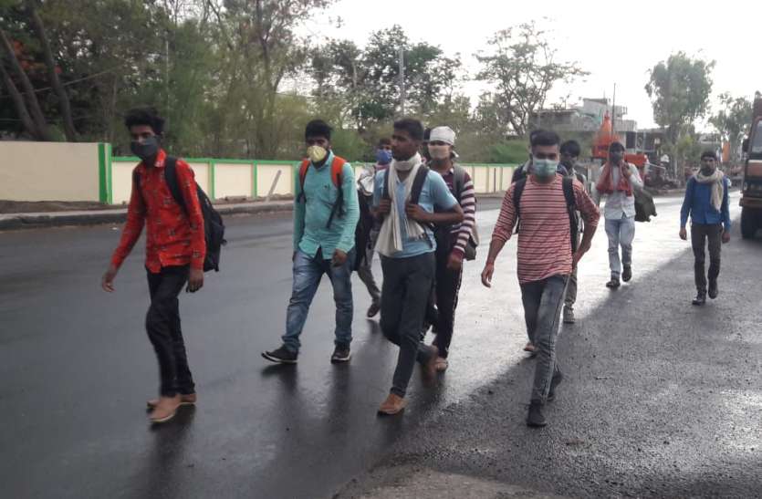 पैदल चलकर घर पहुंचने की उम्मीद में पड़े छाले पैदल चलकर घर पहुंचने की उम्मीद में पड़े छाले