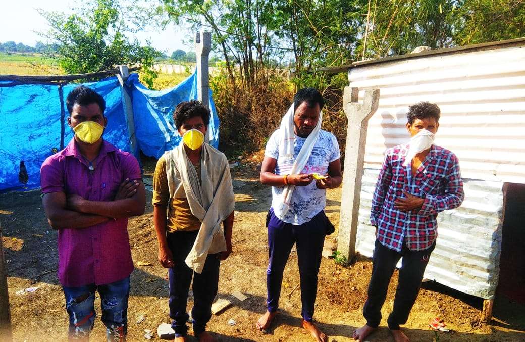 पैदल चलकर घर पहुंचने की उम्मीद में पड़े छाले