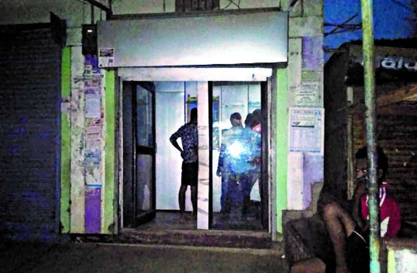 Unknown people tried unsuccessfully to steal SBI ATM machine अज्ञात लोगों ने एसबीआई एटीएम मशीन तोड़ चोरी का किया असफल प्रयास