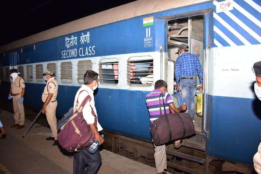 सोशल डिस्टेंसिंग के साथ उत्तर प्रदेश के लिए रवाना हुईं स्पेशल ट्रेनें