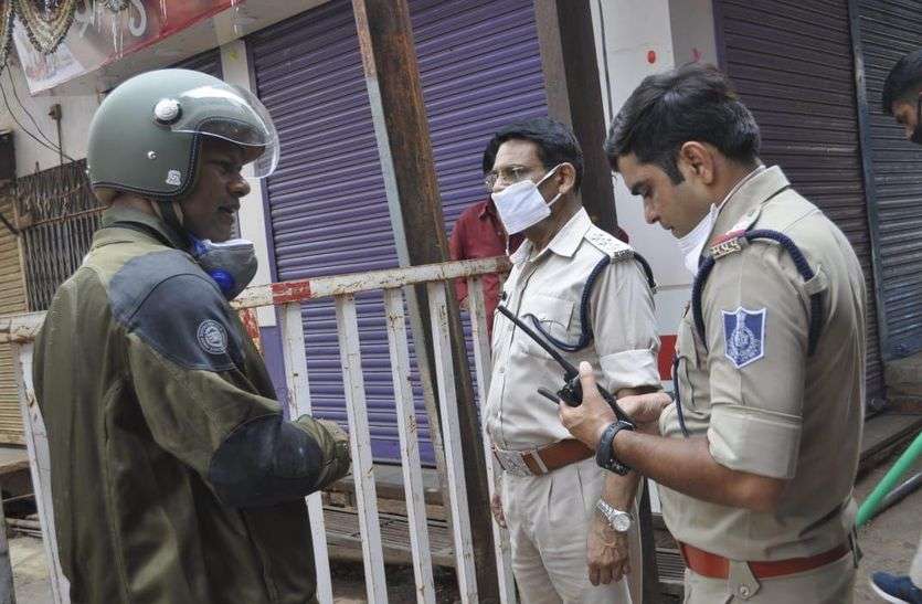 पुलिस अधिकारियों ने तंग गलियों में बाइक रोकने का लिया जायजा पुलिस अधिकारियों ने तंग गलियों में बाइक रोकने का लिया जायजा